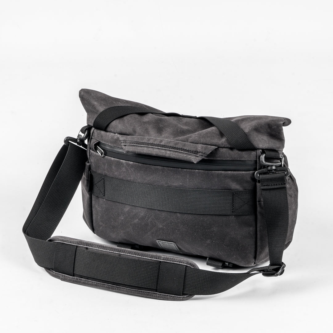 Wotancraft Pilot 7L charcoal bag, rear view with padded shoulder strap