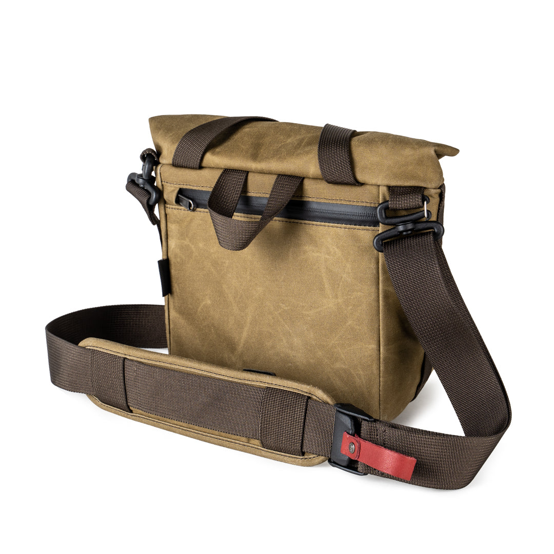 Wotancraft Pilot 3.5L khaki bag, rear view with padded strap and red quick-release
