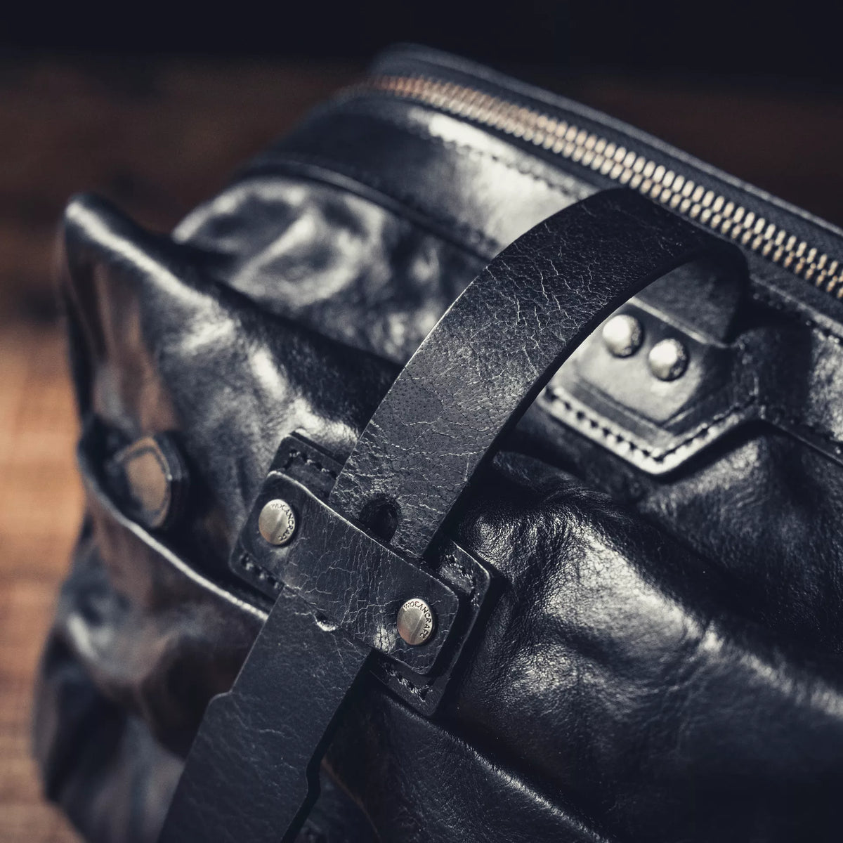 Wotancraft Mini Rider black leather close-up of the strap and rivets