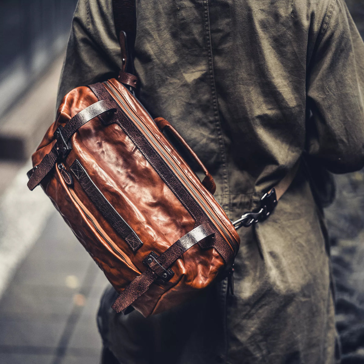 Man wearing the Wotancraft Night Rider brown leather bag across the back
