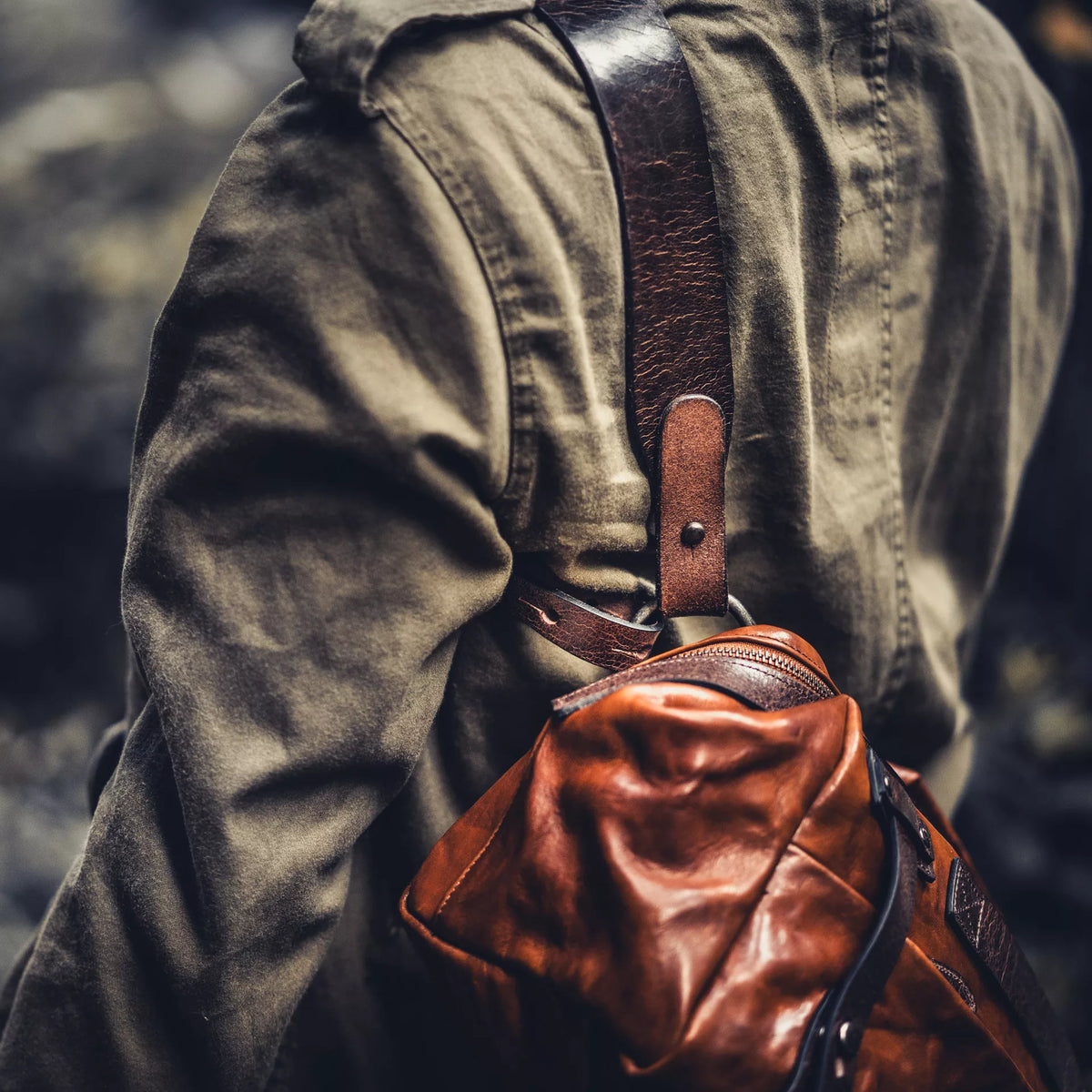 Wotancraft Night Rider brown leather bag worn over the shoulder, close-up