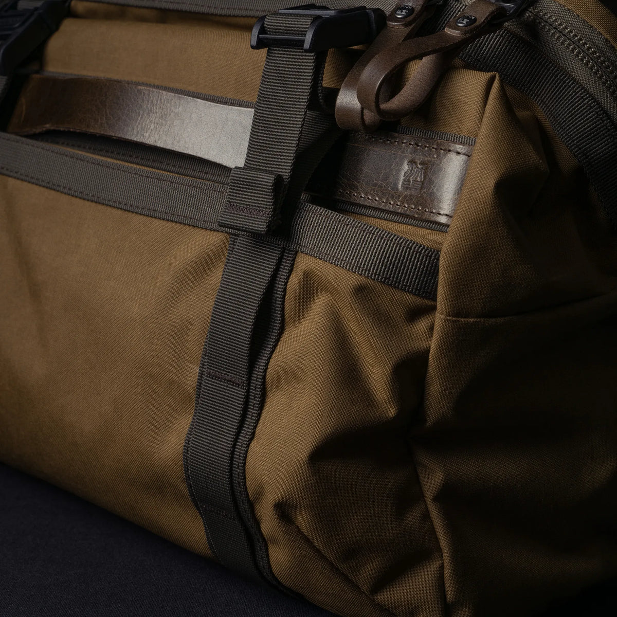 Wotancraft Lightning Rider v2 khaki bag buckle and leather strap close-up