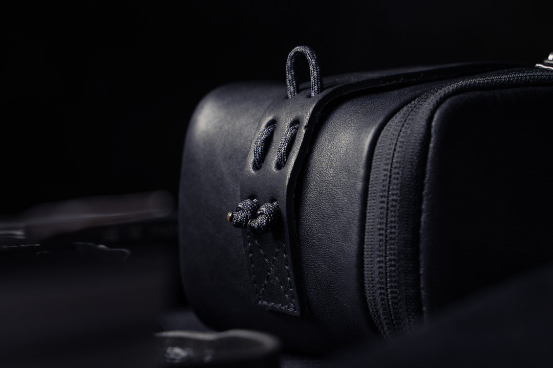 Wotancraft black leather pouch paracord loop detail, side view