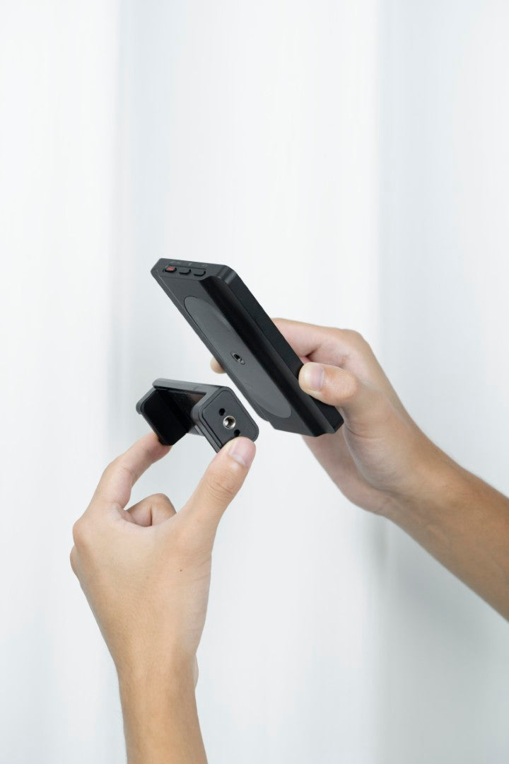 Hands fitting the Viltrox DC-T1 monitor to its phone clamp