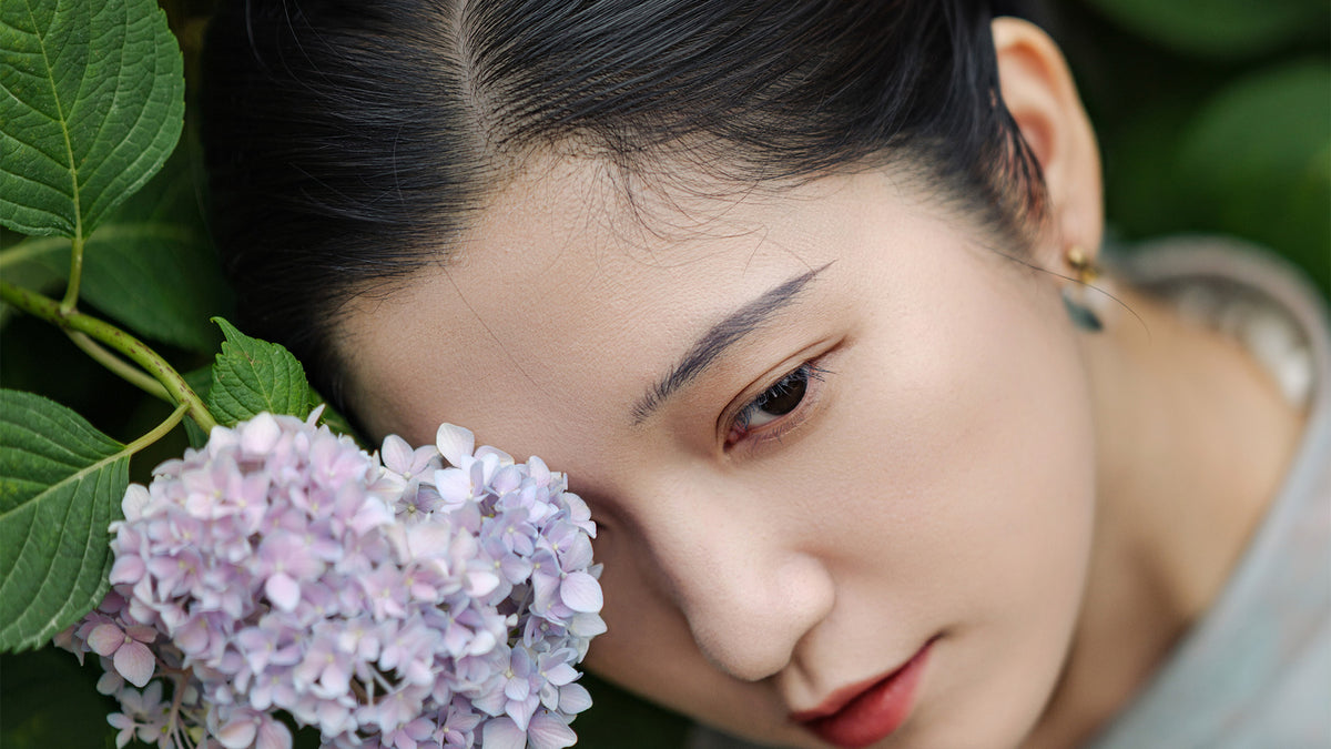 Portrait of a woman with hydrangea flowers, sample photo from the Viltrox AF 85mm f/1.4 Pro