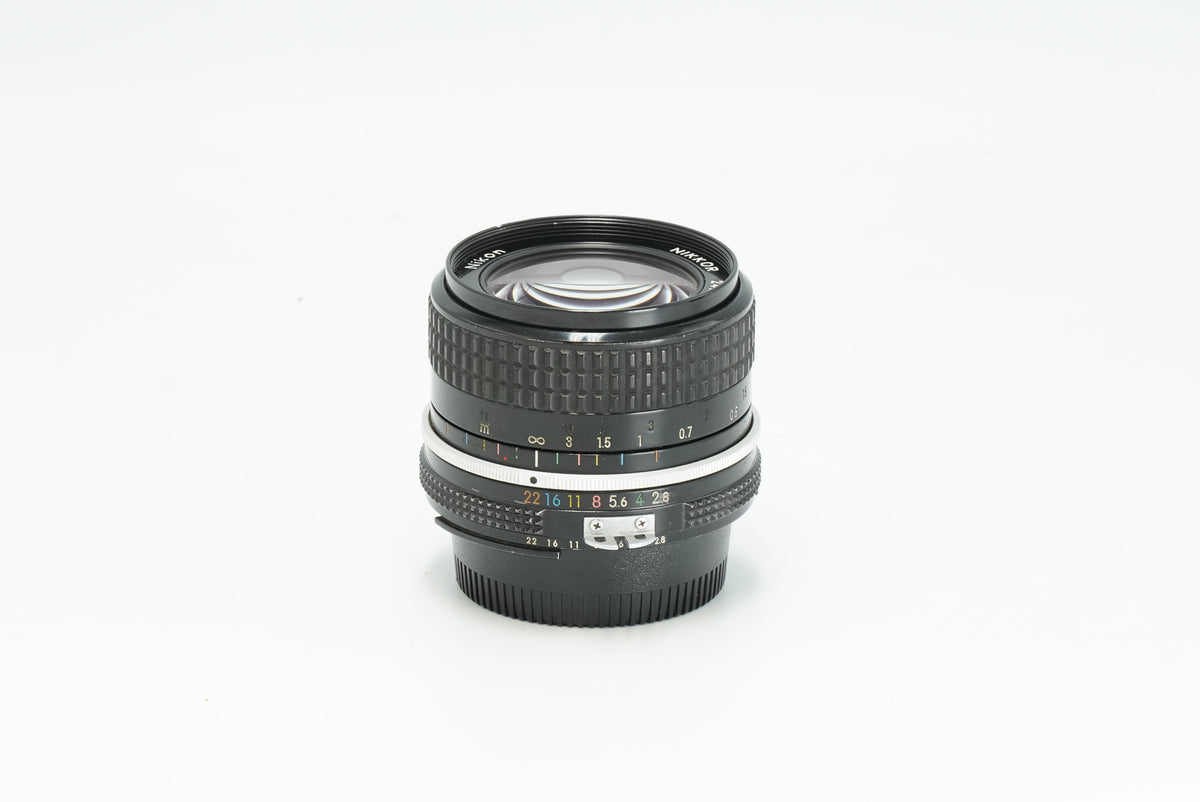 Nikon Nikkor 24mm f/2.8 Ai, side view with focus and aperture scales