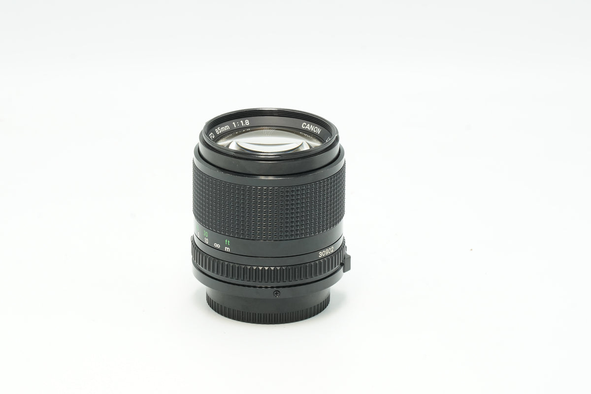 Canon nFD 85mm f/1.8, side view with focus ring