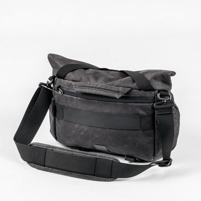 Wotancraft Pilot 7L charcoal bag, rear view with padded shoulder strap