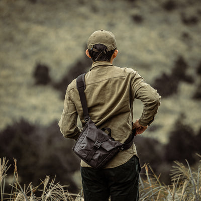 Man in an olive jacket wearing the Wotancraft Pilot 3.5L black bag, rear view