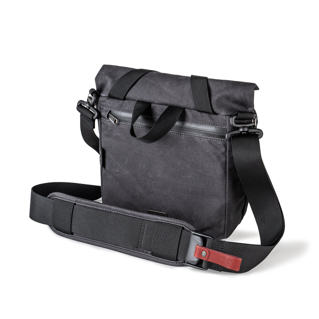 Wotancraft Pilot 3.5L black bag, rear view with padded strap and red quick-release