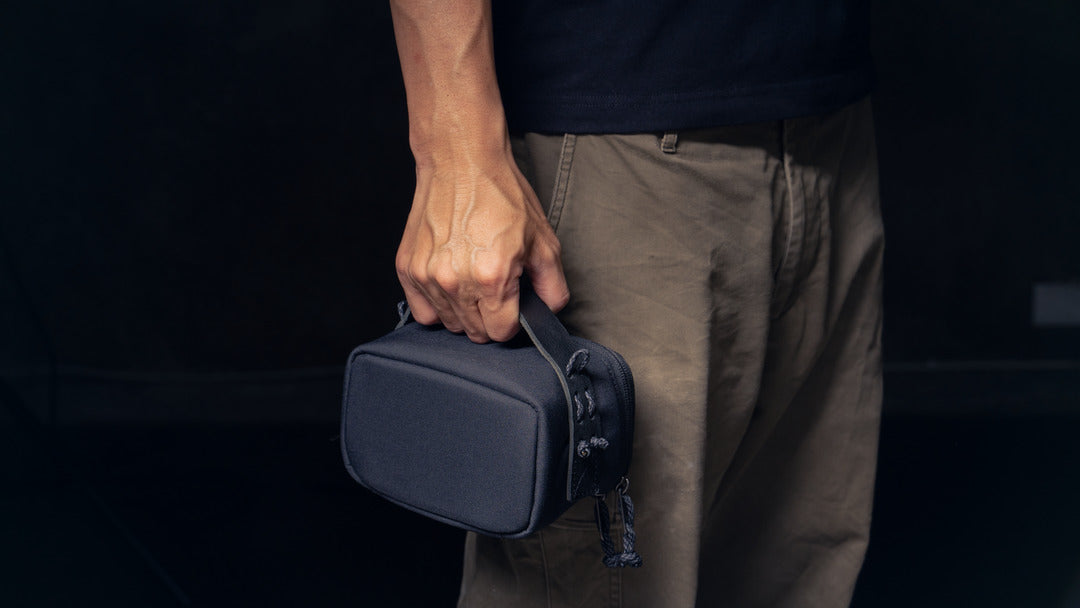Man carrying the Wotancraft black canvas pouch by its handle