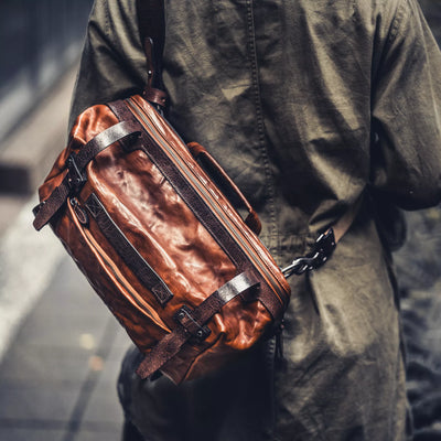 Man wearing the Wotancraft Night Rider brown leather bag across the back