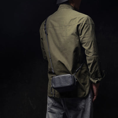 Man wearing the Wotancraft black leather pouch across the back