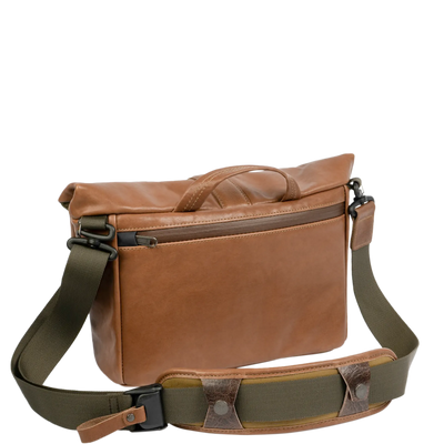 Wotancraft Pilot 7L brown leather bag, rear view with padded shoulder strap