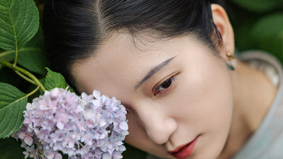 Portrait of a woman with hydrangea flowers, sample photo from the Viltrox AF 85mm f/1.4 Pro