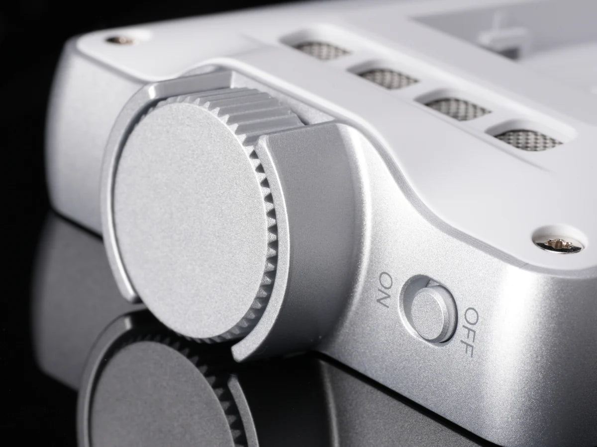 Viltrox DC-V1 white, close-up of mounting knob and on/off switch