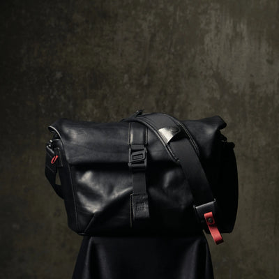 Wotancraft Pilot black leather bag with red quick-release strap pull