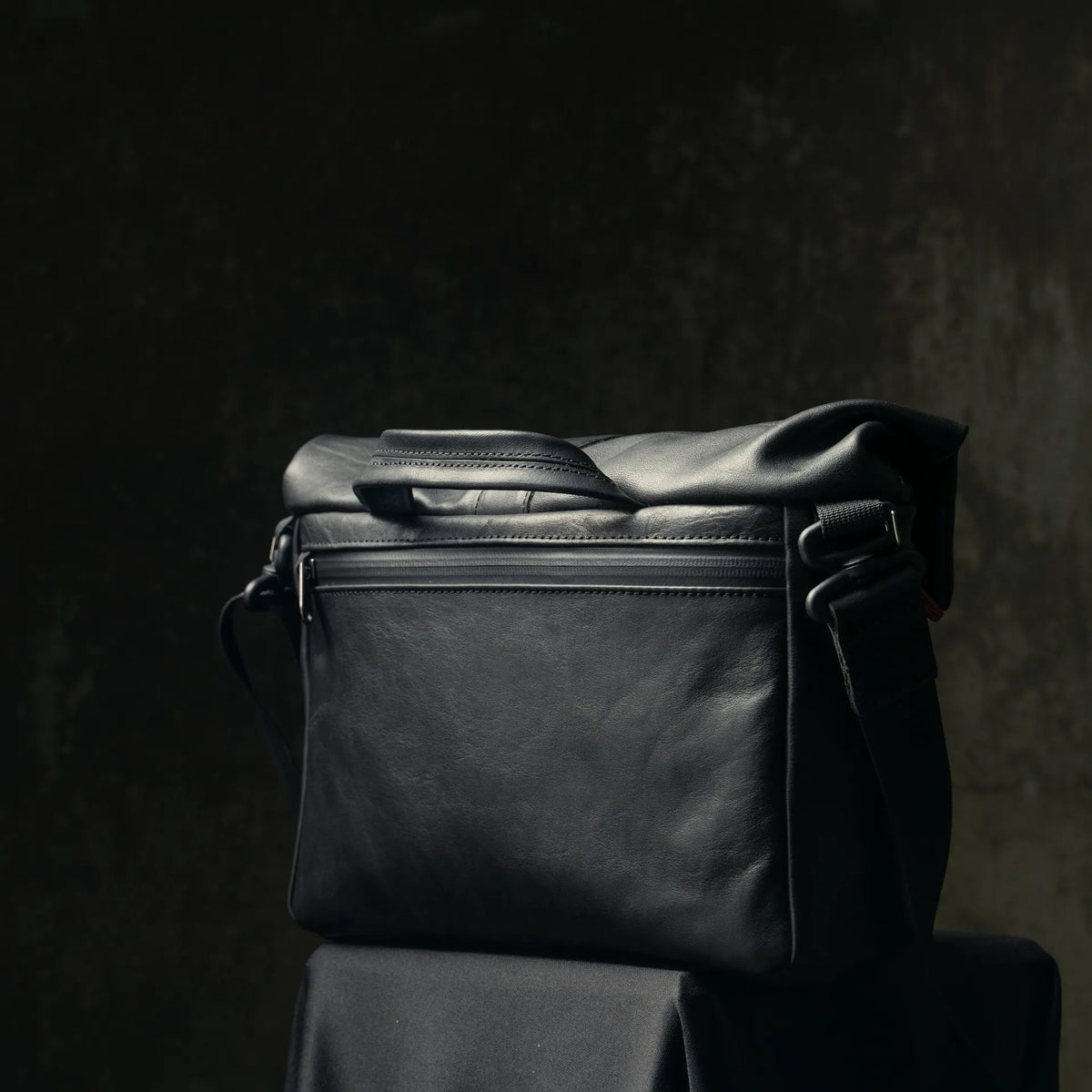 Wotancraft Pilot black leather bag, rear view with zip pocket