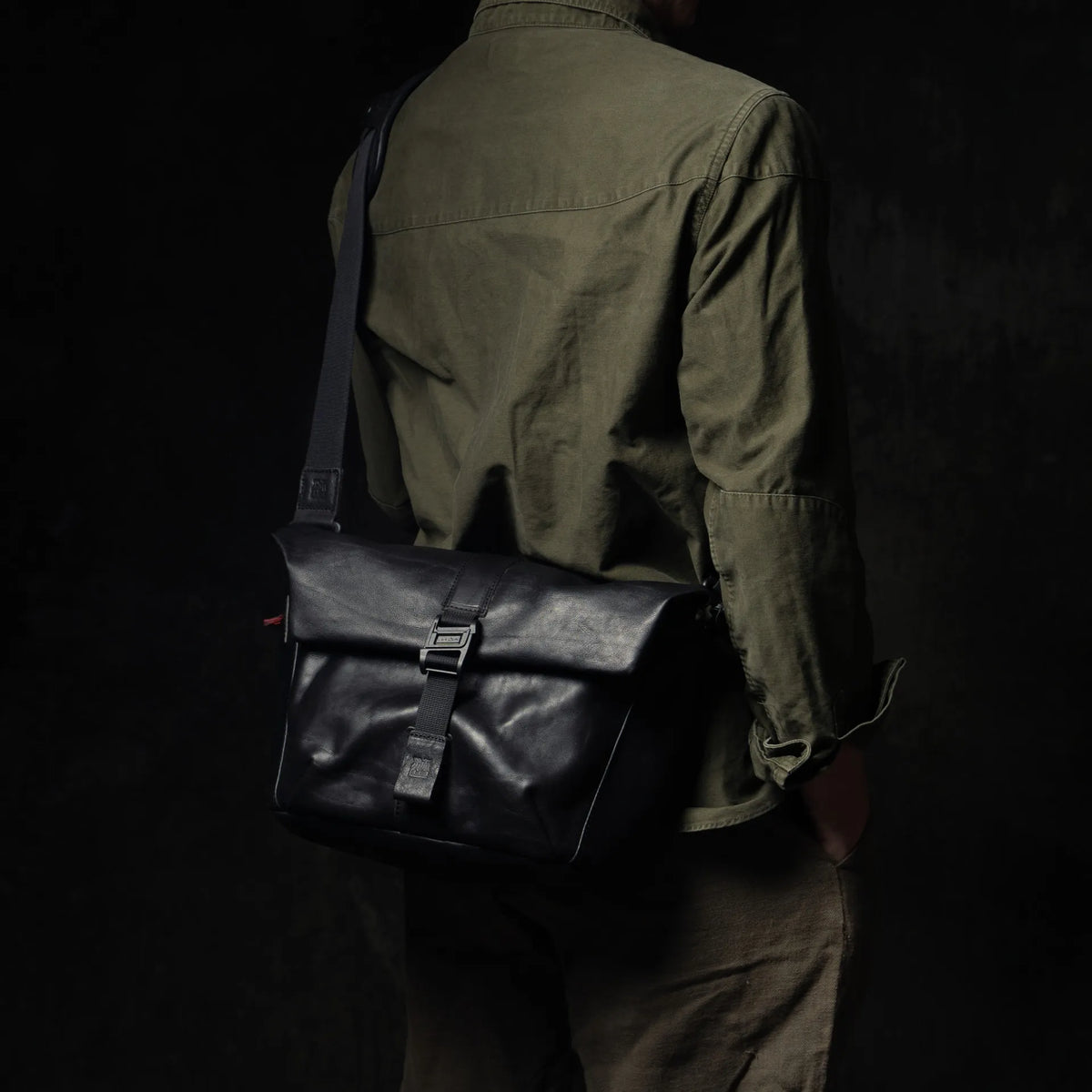 Man wearing the Wotancraft Pilot black leather messenger bag
