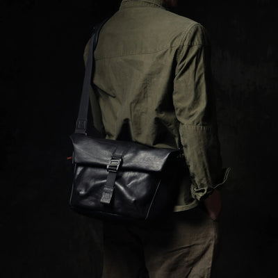 Man wearing the Wotancraft Pilot black leather messenger bag