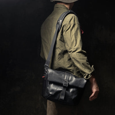 Man wearing the Wotancraft Pilot black leather bag over the shoulder