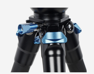 Sirui AM-223L leg angle locks and tripod platform, close-up