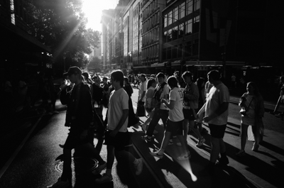 Black and white street crowd in backlight, sample from the Thypoch Simera 28mm