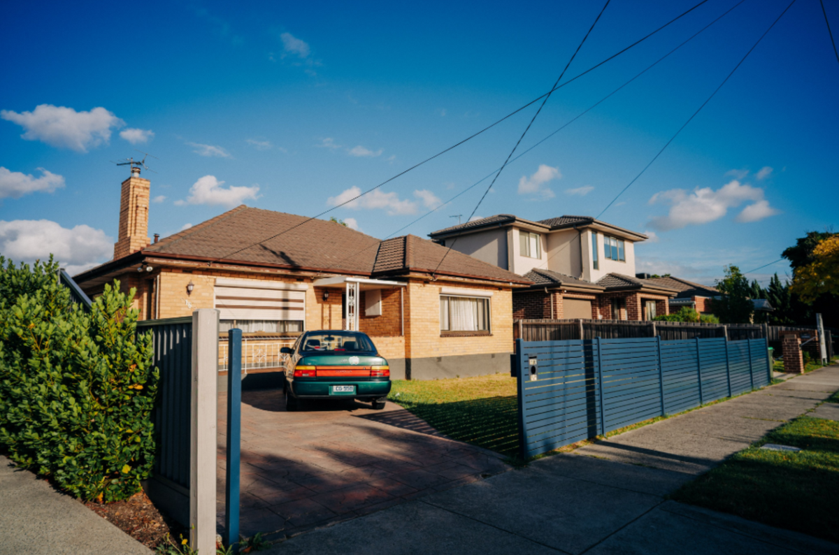 Suburban street with houses on a sunny day, wide-angle sample from the Thypoch Simera 21mm