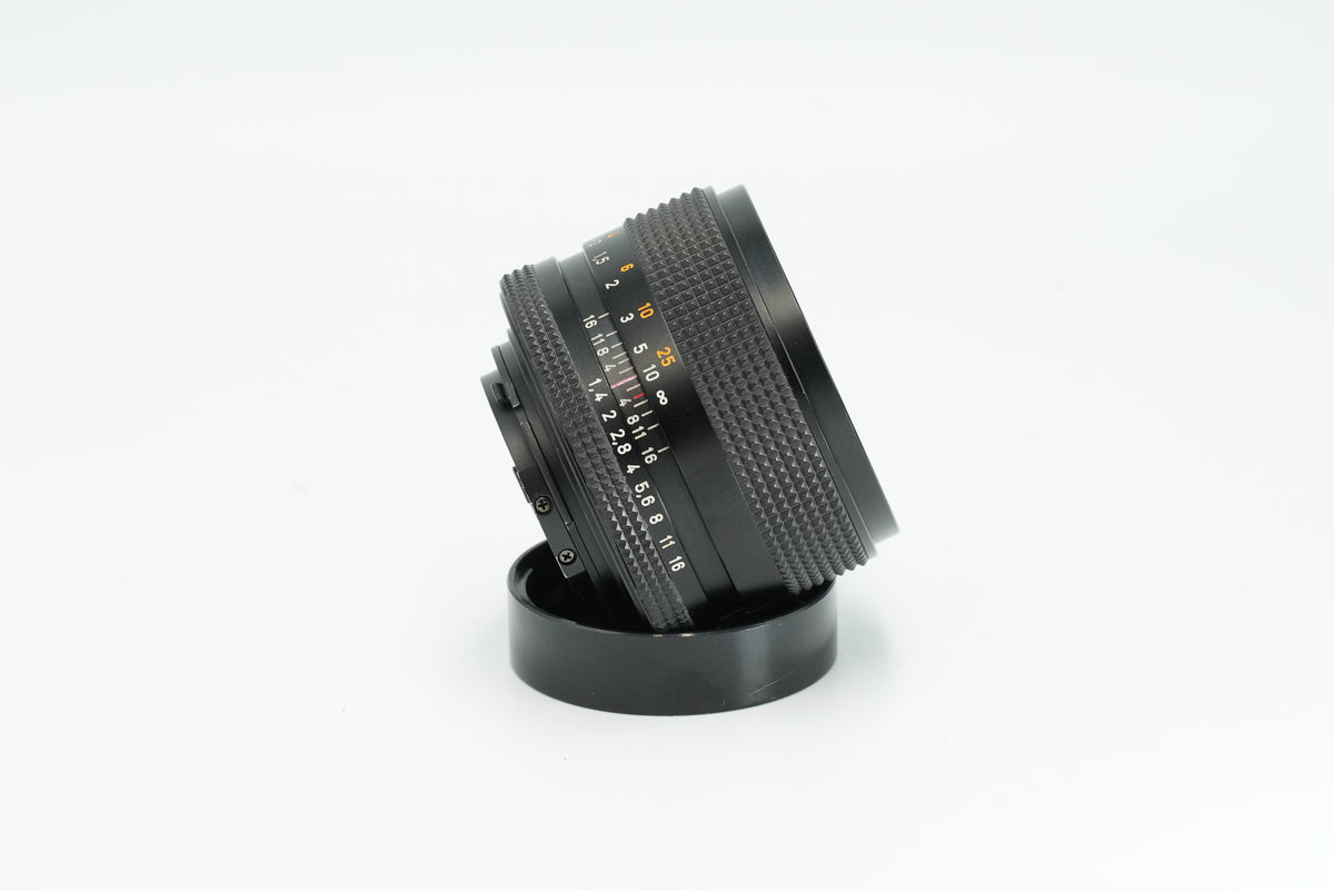 Contax Zeiss Planar 50mm f/1.4 AEJ, side profile with aperture ring