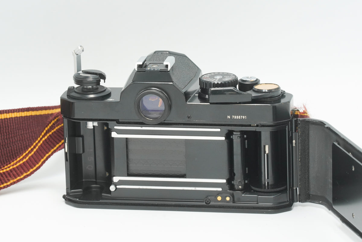 BEAUTIFUL Nikon FM2, black, with leather case