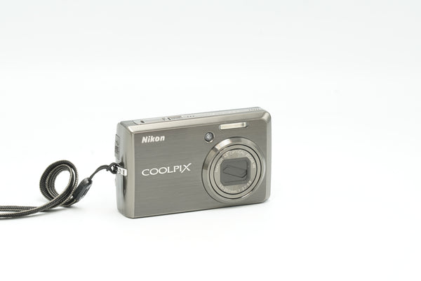 NIKON COOLPIX S600 10MP DIGITAL camera with box