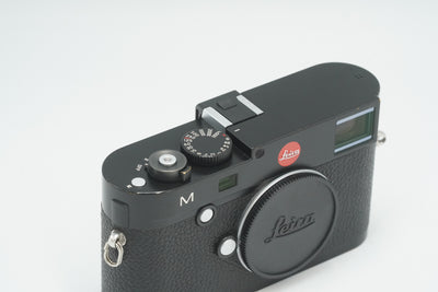 Leica M Typ 240 black, top view of shutter dial and hot shoe