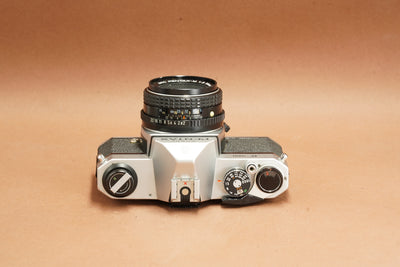 Pentax K1000 top view with shutter speed dial, film advance lever and 50mm lens