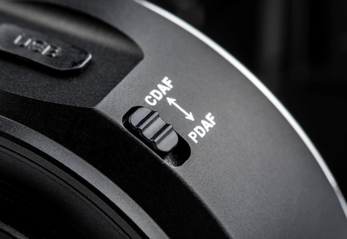 Viltrox EF-NEX IV CDAF and PDAF focus mode switch close-up