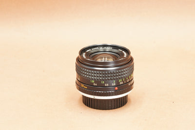 Minolta MC W.Rokkor 28mm f/2.8, side view with focus scale
